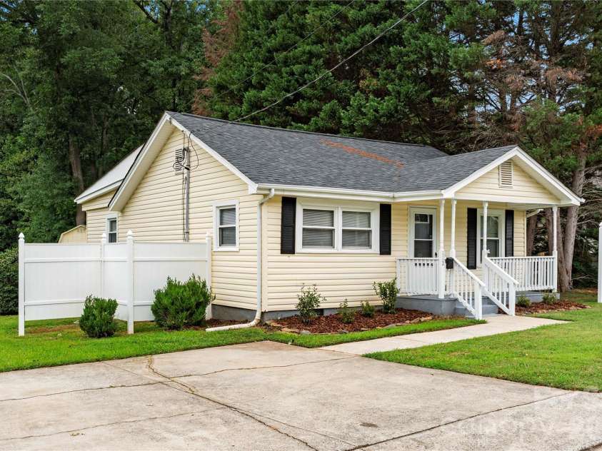 112 Harris Street, Belmont, NC 28012.  MLS# CAR4402705, YatesRealty ID 36495. 