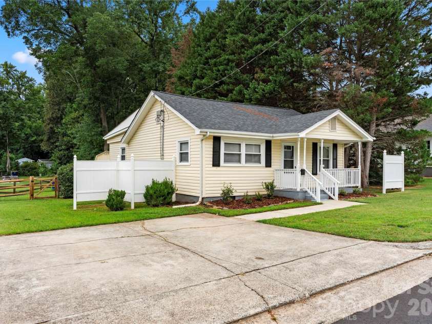 112 Harris Street, Belmont, NC 28012.  MLS# CAR4402705, YatesRealty ID 36495. 