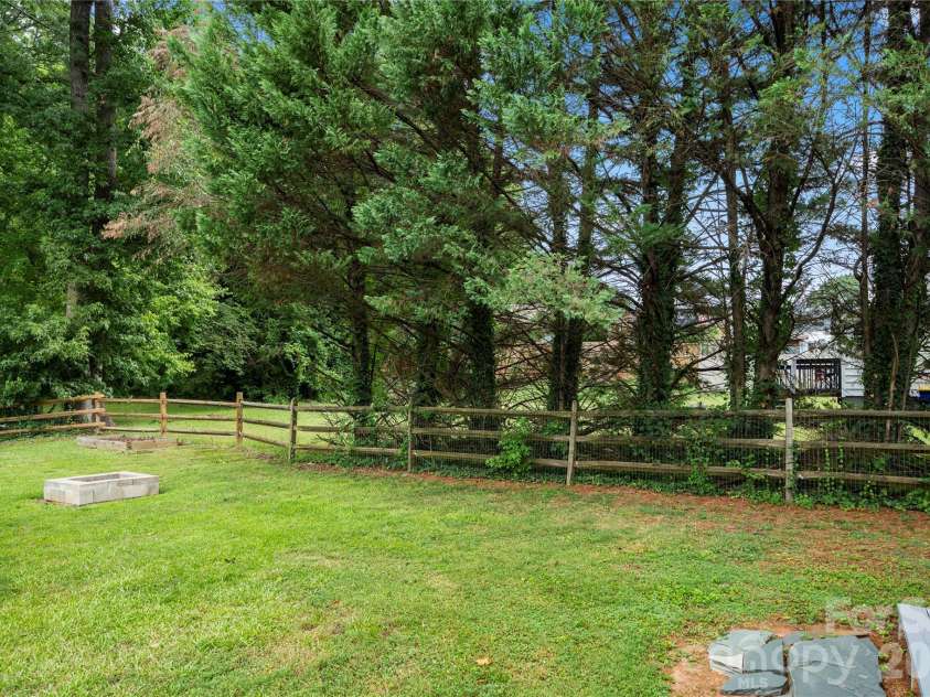112 Harris Street, Belmont, NC 28012.  MLS# CAR4402705, YatesRealty ID 36495. 
