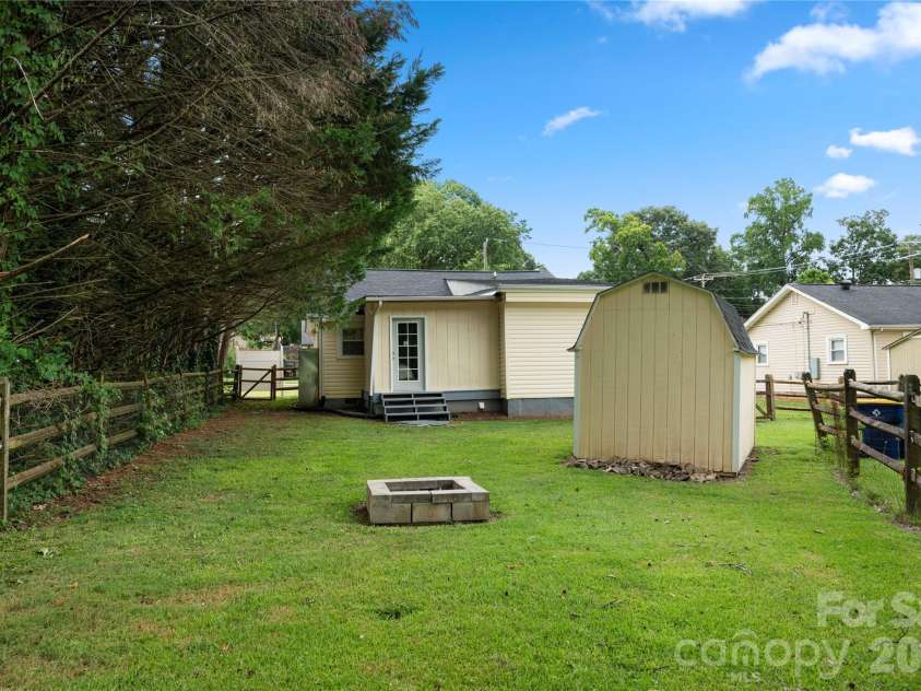 112 Harris Street, Belmont, NC 28012.  MLS# CAR4402705, YatesRealty ID 36495. 