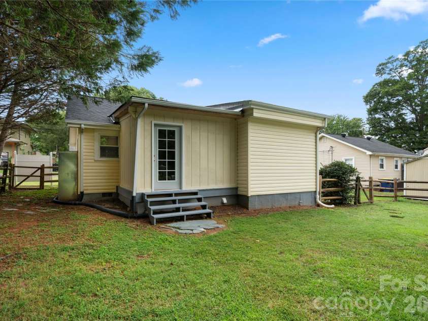 112 Harris Street, Belmont, NC 28012.  MLS# CAR4402705, YatesRealty ID 36495. 
