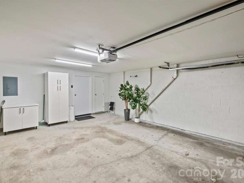 201 Hillside Avenue, Charlotte, NC 28209.  MLS# CAR4377112, YatesRealty ID 36500. Another angle...