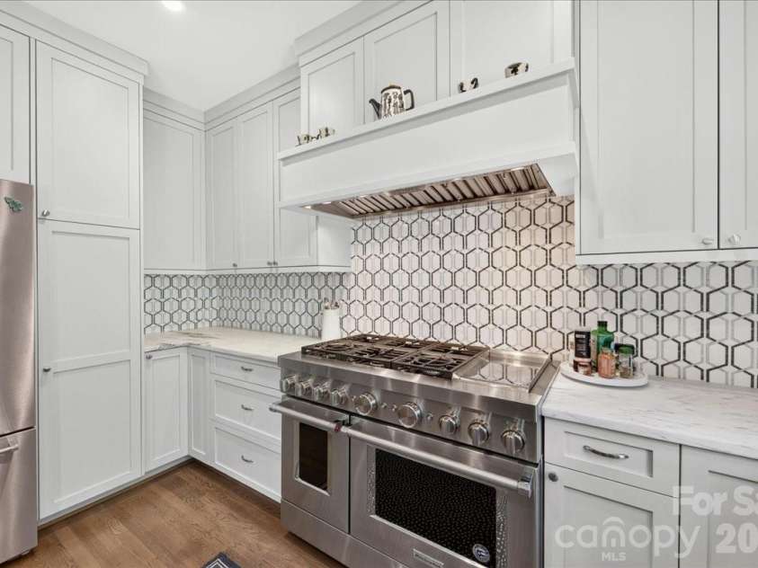201 Hillside Avenue, Charlotte, NC 28209.  MLS# CAR4401269, YatesRealty ID 36500. 