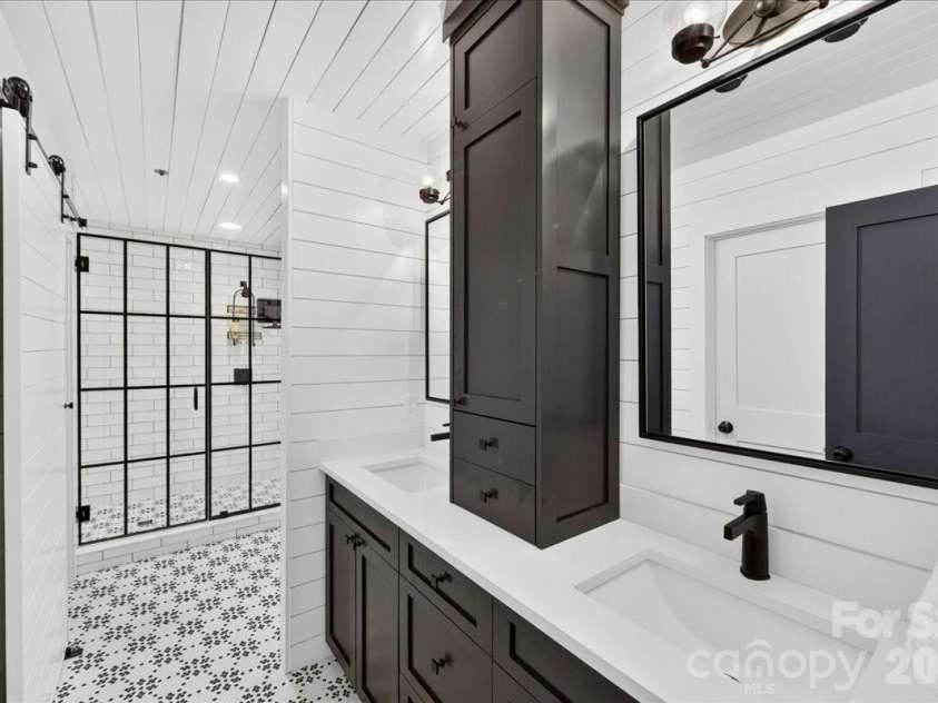 201 Hillside Avenue, Charlotte, NC 28209.  MLS# CAR4401269, YatesRealty ID 36500. 