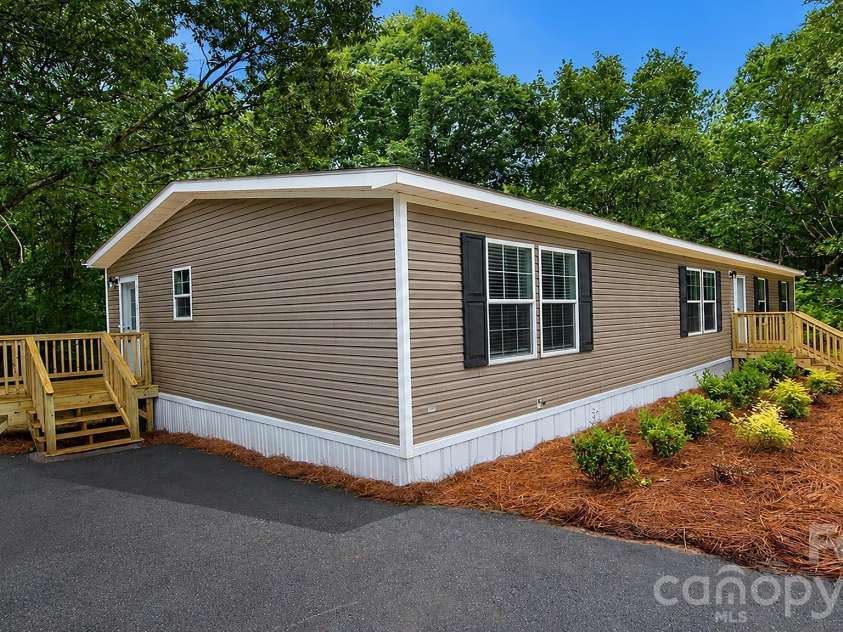 1185 Galway Lane, Clover, SC 29710.  MLS# CAR4403351, YatesRealty ID 36501. 