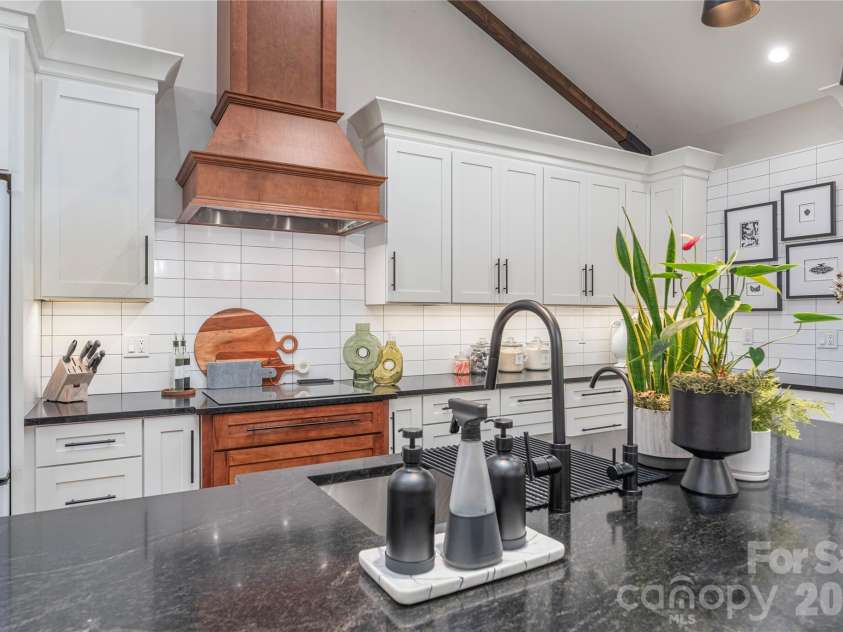 28 Garren View Drive, Fairview, NC 28730.  MLS# CAR4394476, YatesRealty ID 36502. 