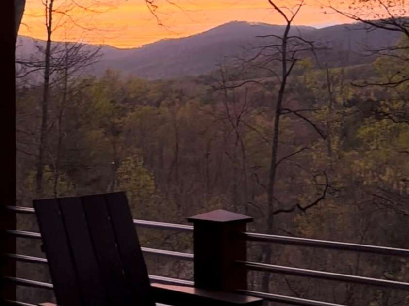 28 Garren View Drive, Fairview, NC 28730.  MLS# CAR4394476, YatesRealty ID 36502. Mountain majesty
