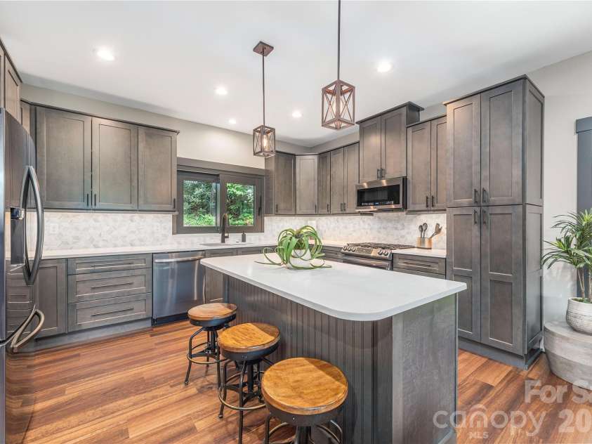 30 Garren View Drive, Fairview, NC 28730.  MLS# CAR4397082, YatesRealty ID 36503. Eat-in kitchen island