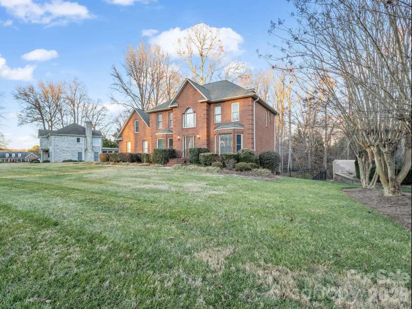 907 Weymouth Drive, Gastonia, NC 28056.  MLS# CAR4328051, YatesRealty ID 36506. 