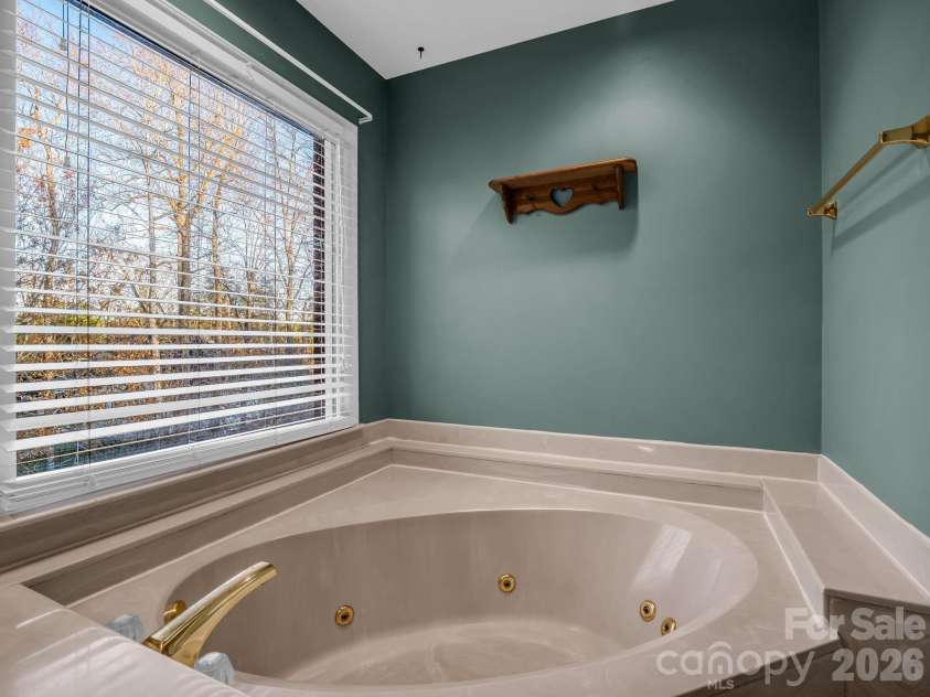 907 Weymouth Drive, Gastonia, NC 28056.  MLS# CAR4328051, YatesRealty ID 36506. 
