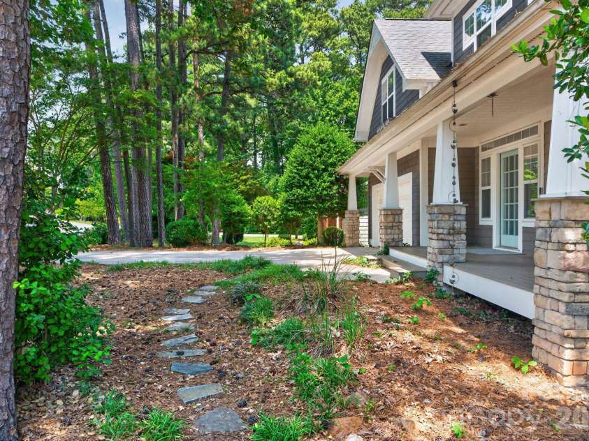 21313 Island Forest Drive, Cornelius, NC 28031.  MLS# CAR4386103, YatesRealty ID 36507. 