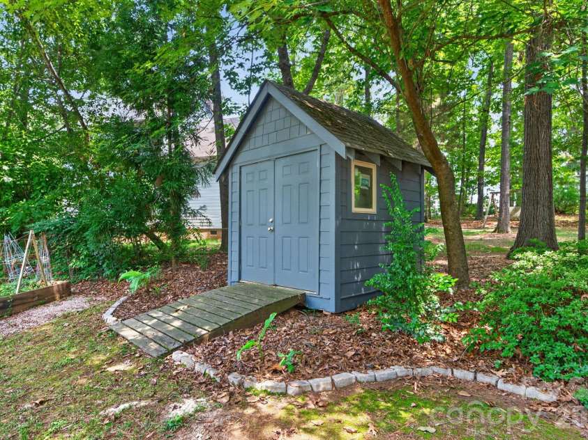 21313 Island Forest Drive, Cornelius, NC 28031.  MLS# CAR4386103, YatesRealty ID 36507. 