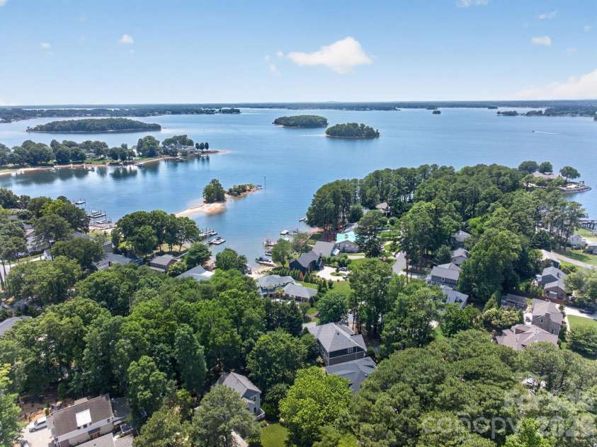 21313 Island Forest Drive, Cornelius, NC 28031.  MLS# CAR4386103, YatesRealty ID 36507. 