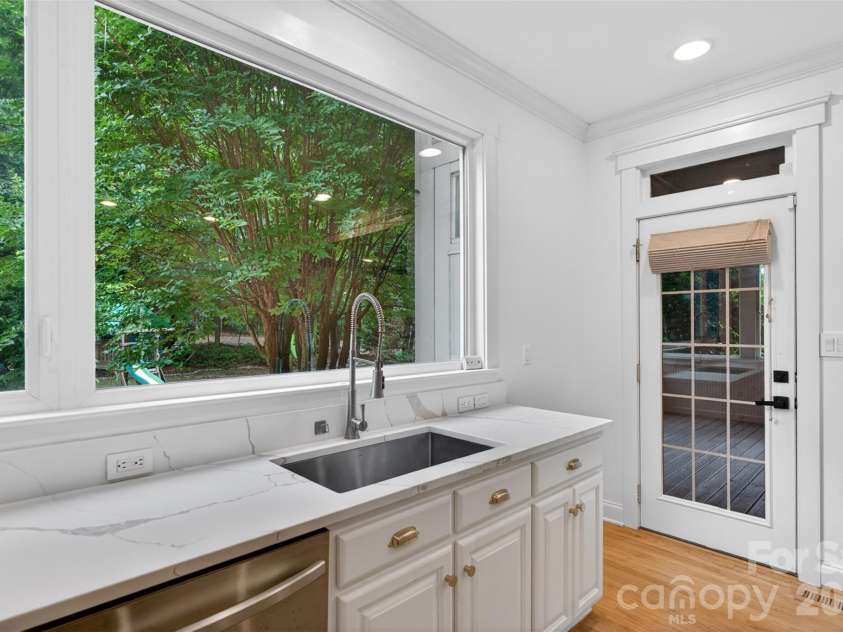 21313 Island Forest Drive, Cornelius, NC 28031.  MLS# CAR4386103, YatesRealty ID 36507. 