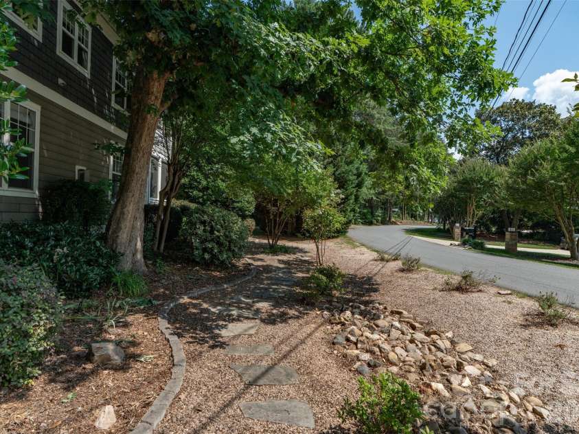 21313 Island Forest Drive, Cornelius, NC 28031.  MLS# CAR4386103, YatesRealty ID 36507. 