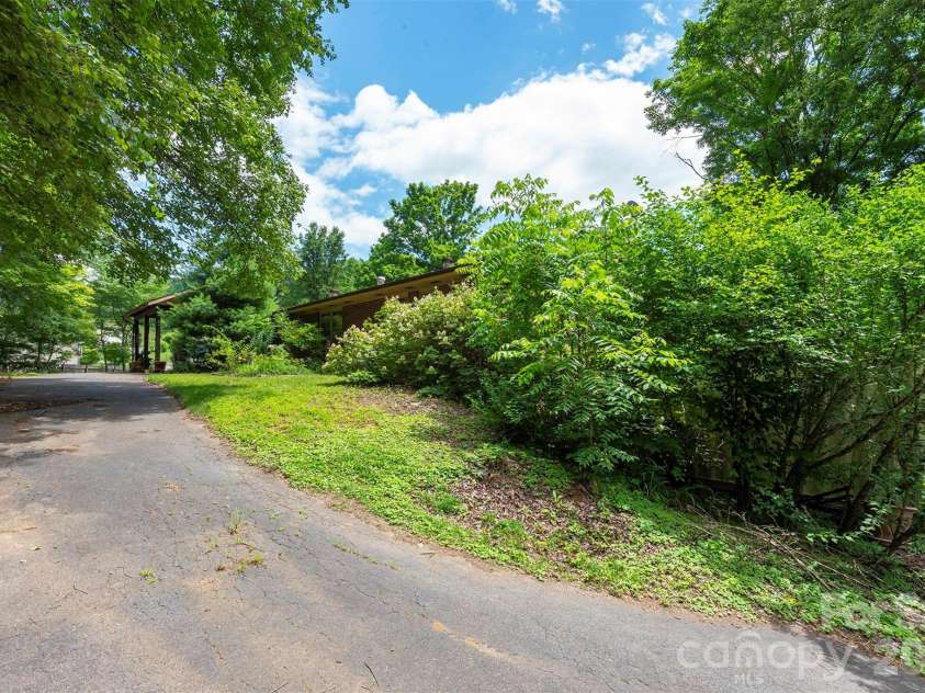 637 Fisher Lane, Marshall, NC 28753.  MLS# CAR4396966, YatesRealty ID 36510. 