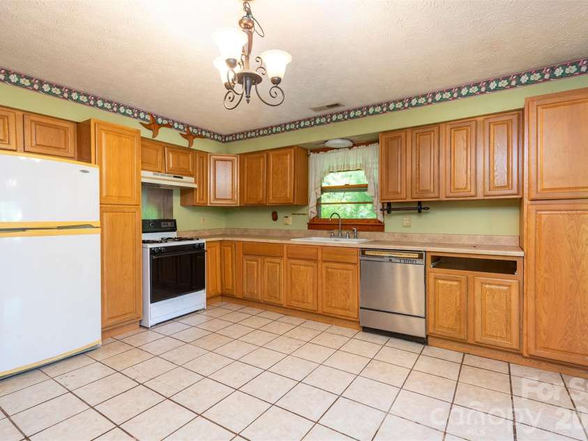 637 Fisher Lane, Marshall, NC 28753.  MLS# CAR4396966, YatesRealty ID 36510. 