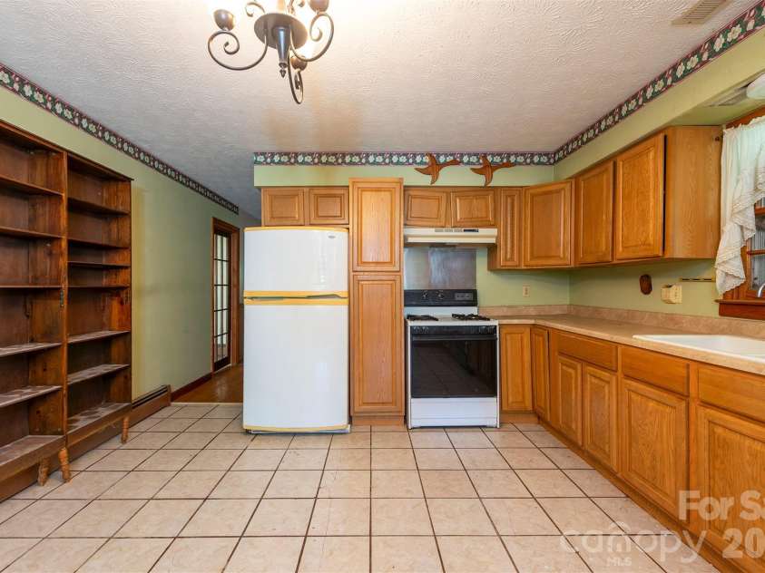 637 Fisher Lane, Marshall, NC 28753.  MLS# CAR4396966, YatesRealty ID 36510. 