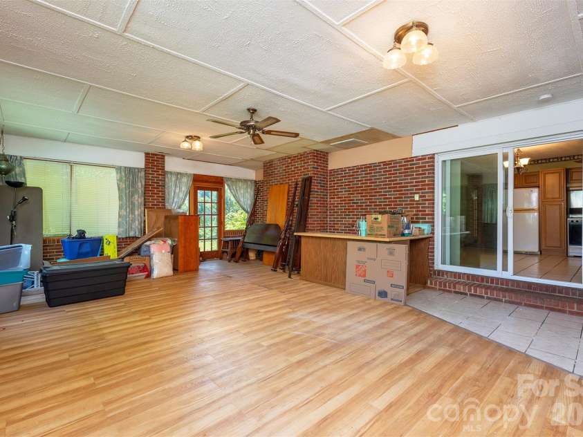 637 Fisher Lane, Marshall, NC 28753.  MLS# CAR4396966, YatesRealty ID 36510. 