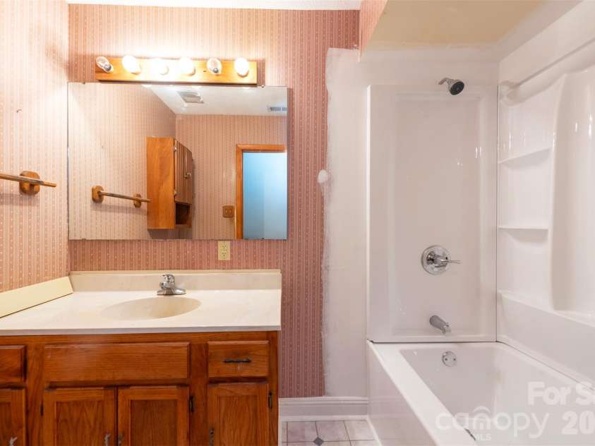 637 Fisher Lane, Marshall, NC 28753.  MLS# CAR4396966, YatesRealty ID 36510. 
