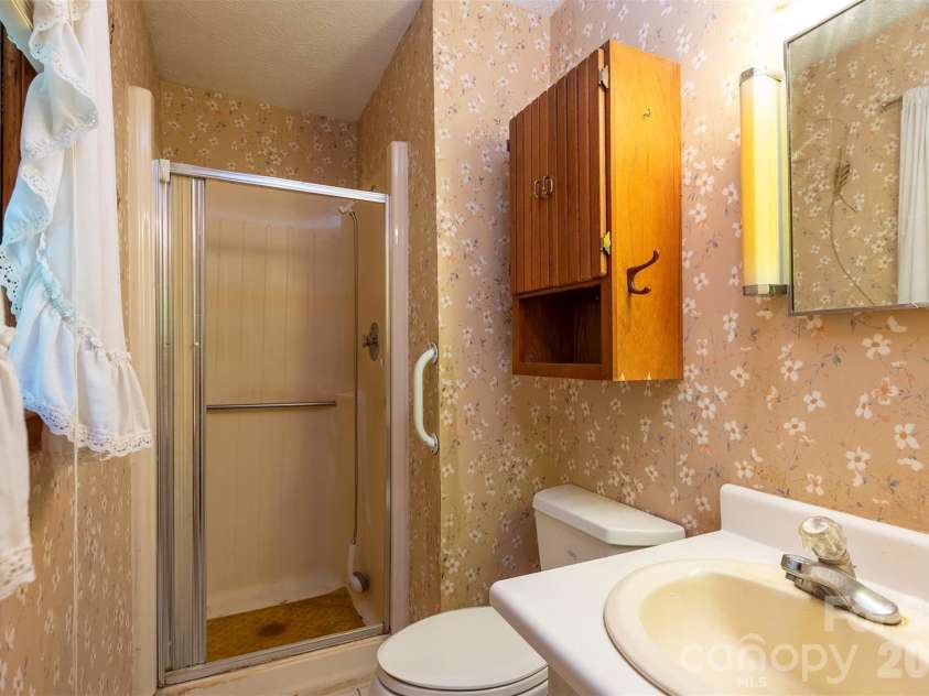 637 Fisher Lane, Marshall, NC 28753.  MLS# CAR4396966, YatesRealty ID 36510. 