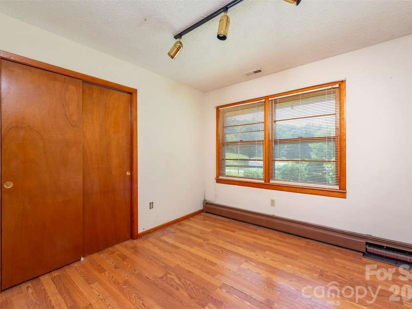 637 Fisher Lane, Marshall, NC 28753.  MLS# CAR4396966, YatesRealty ID 36510. 