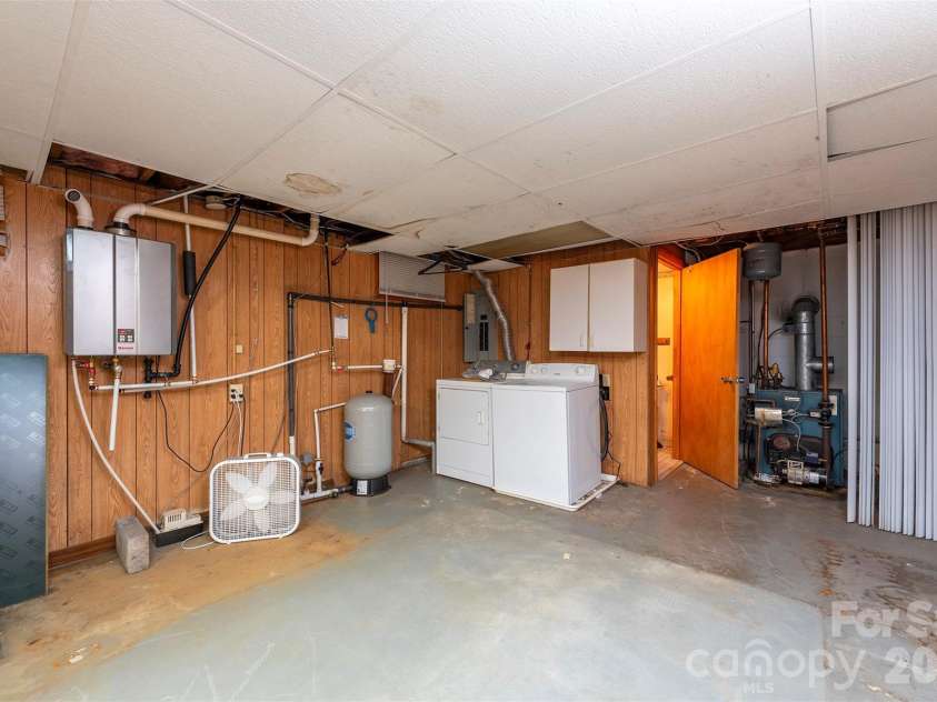 637 Fisher Lane, Marshall, NC 28753.  MLS# CAR4396966, YatesRealty ID 36510. 
