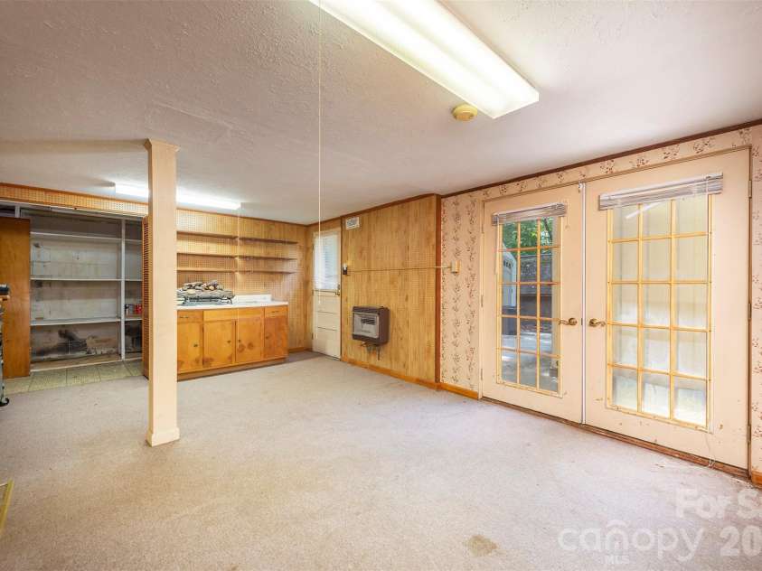 637 Fisher Lane, Marshall, NC 28753.  MLS# CAR4396966, YatesRealty ID 36510. 