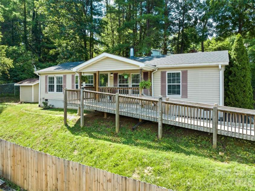 26 Cedar Street, Canton, NC 28716.  MLS# CAR4402720, YatesRealty ID 36514. 
