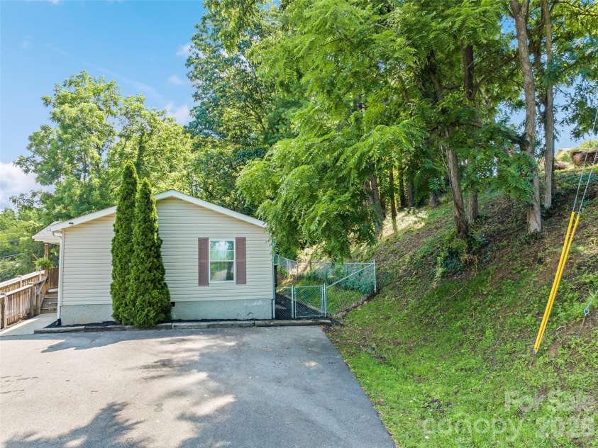 26 Cedar Street, Canton, NC 28716.  MLS# CAR4402720, YatesRealty ID 36514. 