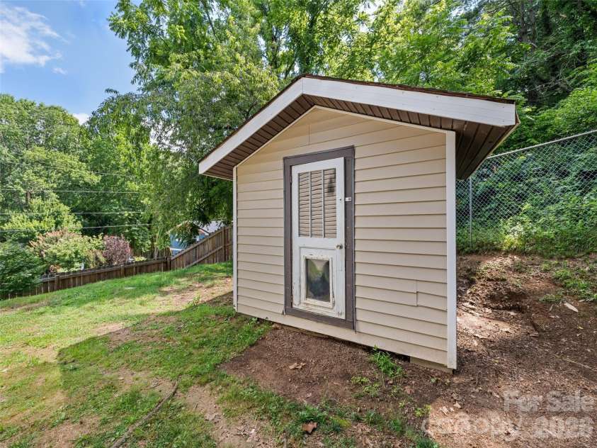 26 Cedar Street, Canton, NC 28716.  MLS# CAR4402720, YatesRealty ID 36514. 