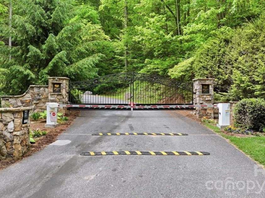 925 Appalachian Way, Bryson City, NC 28713.  MLS# CAR4401683, YatesRealty ID 36521. 
