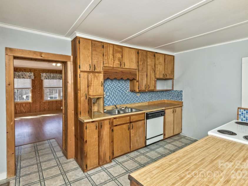 20 Lindsey Road, Candler, NC 28715.  MLS# CAR4218024, YatesRealty ID 3653. 