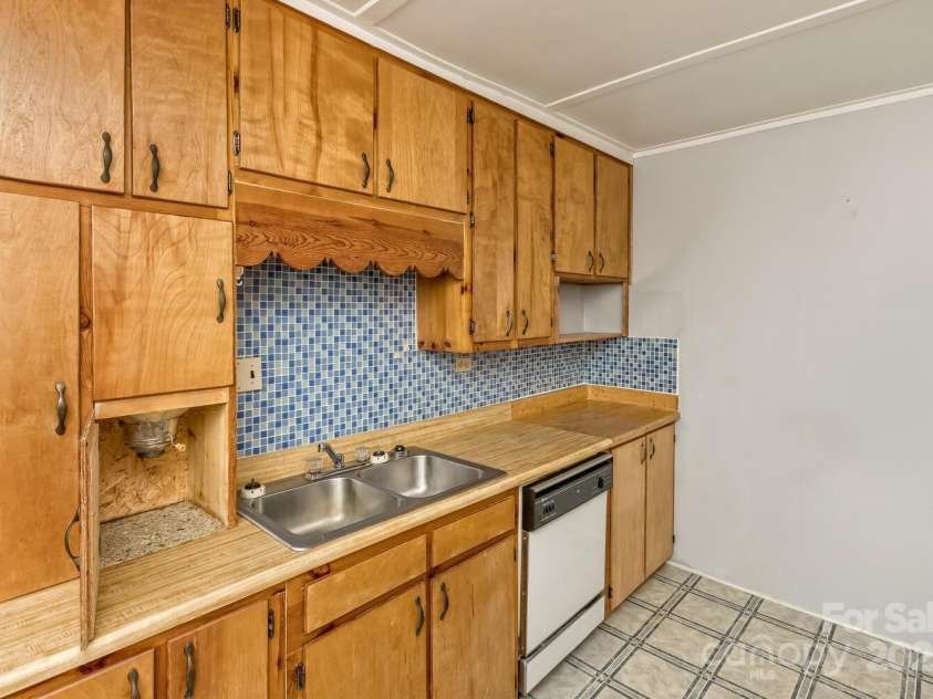 20 Lindsey Road, Candler, NC 28715.  MLS# CAR4218024, YatesRealty ID 3653. 