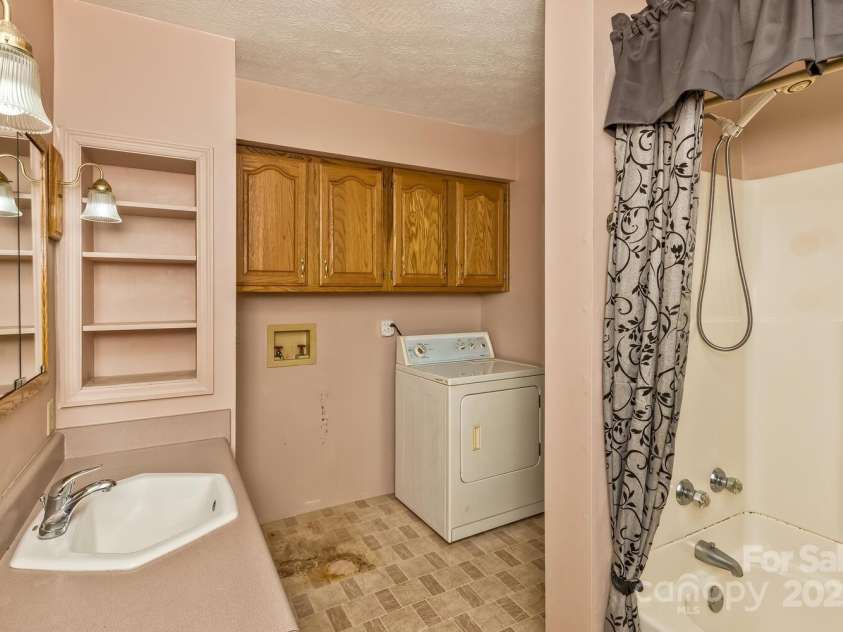 20 Lindsey Road, Candler, NC 28715.  MLS# CAR4218024, YatesRealty ID 3653. 