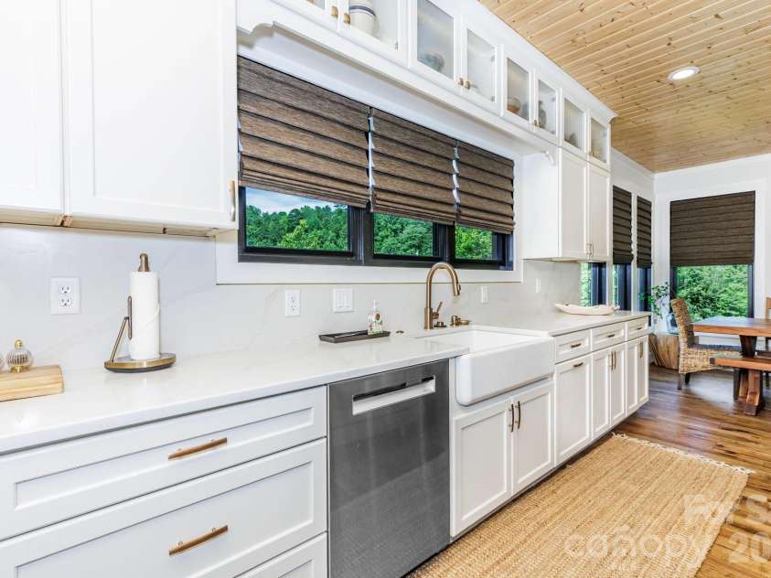 273 Alarka Point, Bryson City, NC 28713.  MLS# CAR4391193, YatesRealty ID 36534. Kitchen