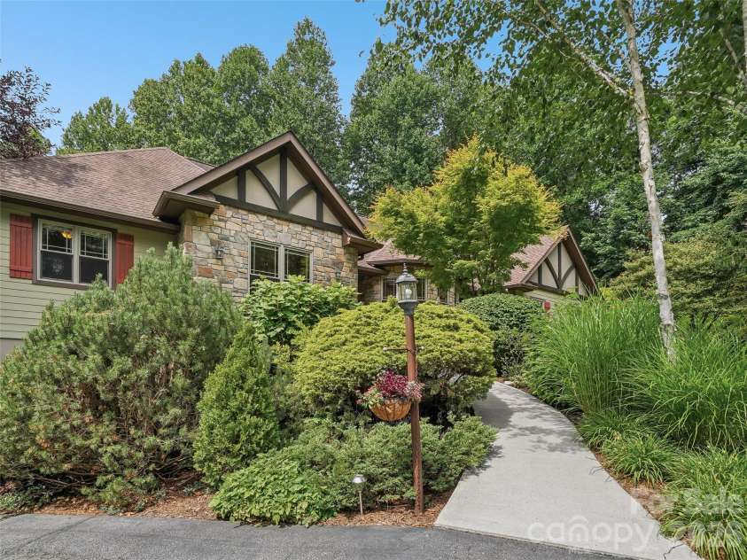 300 Pinnacle Peak Lane, Flat Rock, NC 28731.  MLS# CAR4401014, YatesRealty ID 36535. 