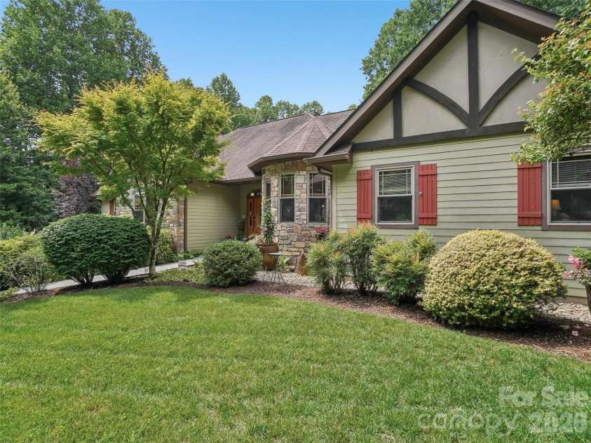 300 Pinnacle Peak Lane, Flat Rock, NC 28731.  MLS# CAR4401014, YatesRealty ID 36535. 