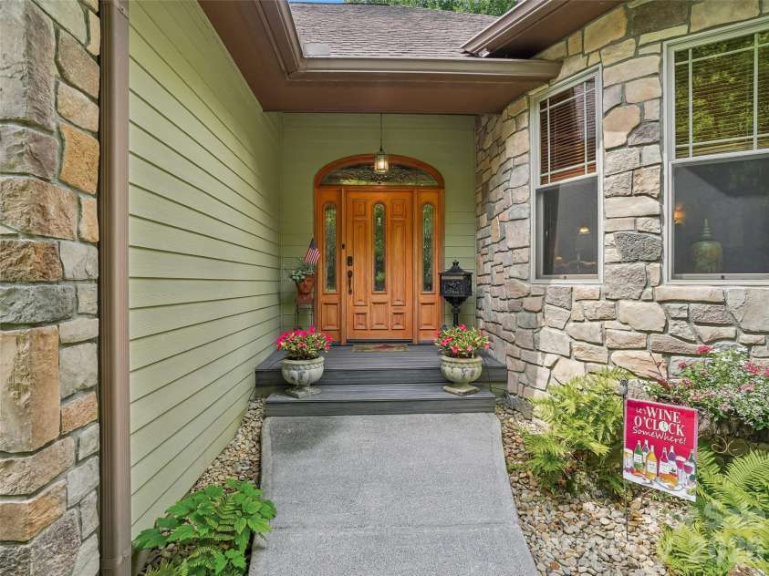 300 Pinnacle Peak Lane, Flat Rock, NC 28731.  MLS# CAR4401014, YatesRealty ID 36535. 