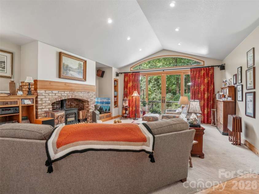 300 Pinnacle Peak Lane, Flat Rock, NC 28731.  MLS# CAR4401014, YatesRealty ID 36535. 