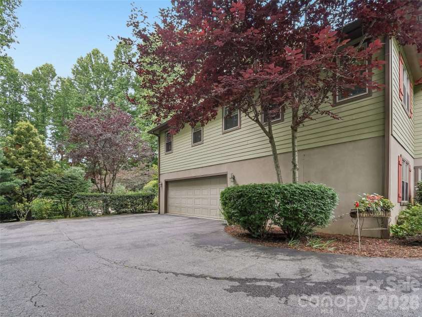 300 Pinnacle Peak Lane, Flat Rock, NC 28731.  MLS# CAR4401014, YatesRealty ID 36535. 