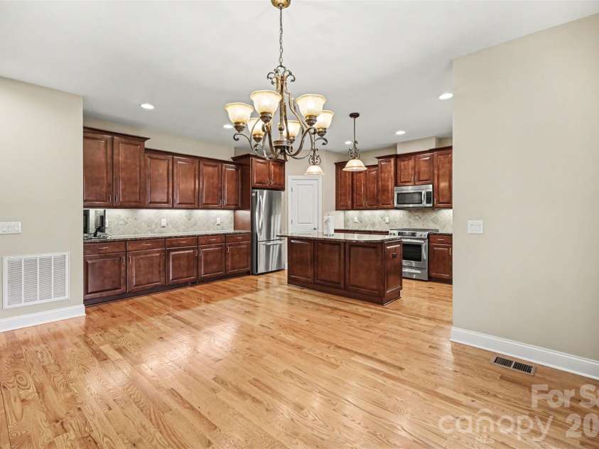 1139 Moray Court, Charlotte, NC 28211.  MLS# CAR4351091, YatesRealty ID 3654. Dining & kitchen