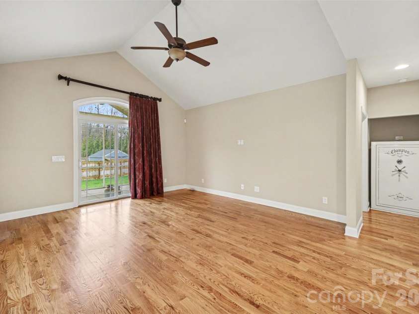 1139 Moray Court, Charlotte, NC 28211.  MLS# CAR4351091, YatesRealty ID 3654. Livign Room 
