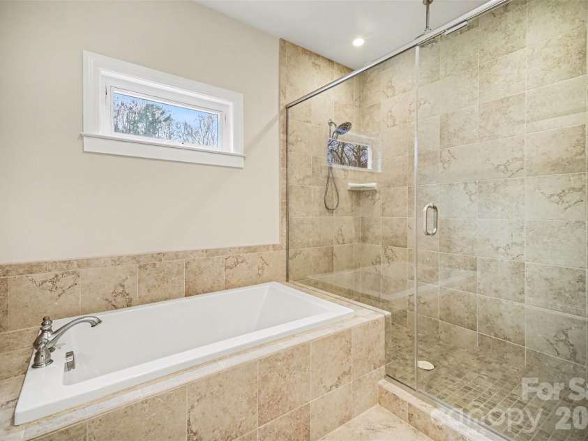 1139 Moray Court, Charlotte, NC 28211.  MLS# CAR4351091, YatesRealty ID 3654. Primary Bathroom