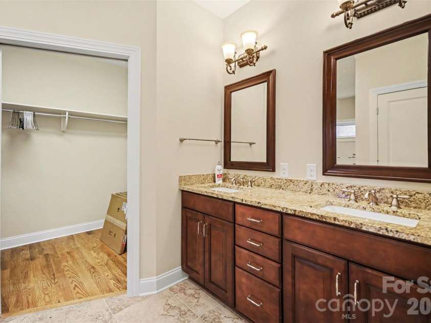 1139 Moray Court, Charlotte, NC 28211.  MLS# CAR4351091, YatesRealty ID 3654. Primary Bathroom
