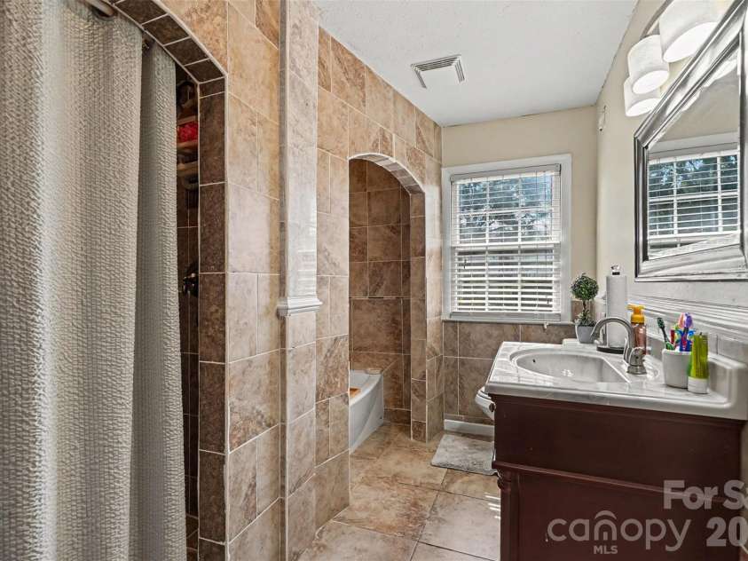 1220 Starlight Drive, Shelby, NC 28152.  MLS# CAR4401292, YatesRealty ID 36544. 