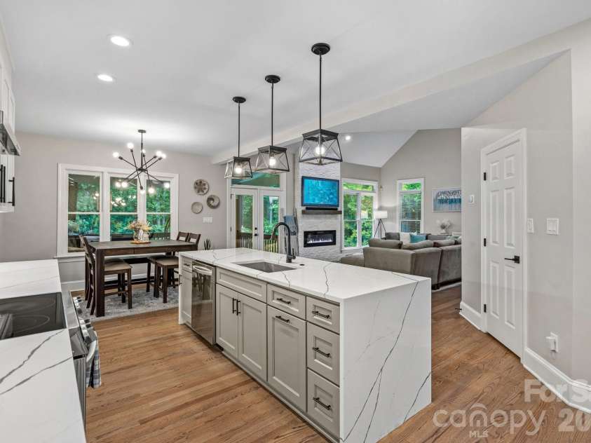 5634 Camelot Drive, Charlotte, NC 28270.  MLS# CAR4389012, YatesRealty ID 36546. 