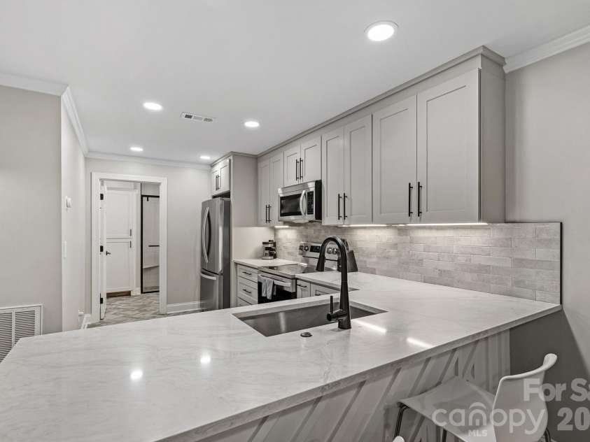 5634 Camelot Drive, Charlotte, NC 28270.  MLS# CAR4389012, YatesRealty ID 36546. 