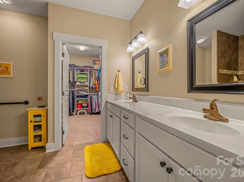 584 Summerfield Place, Flat Rock, NC 28731.  MLS# CAR4401680, YatesRealty ID 36549. Double sinks