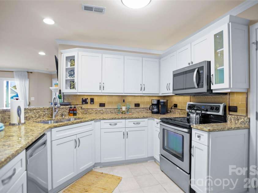 18525 Harborside Drive, Cornelius, NC 28031.  MLS# CAR4325069, YatesRealty ID 3655. 